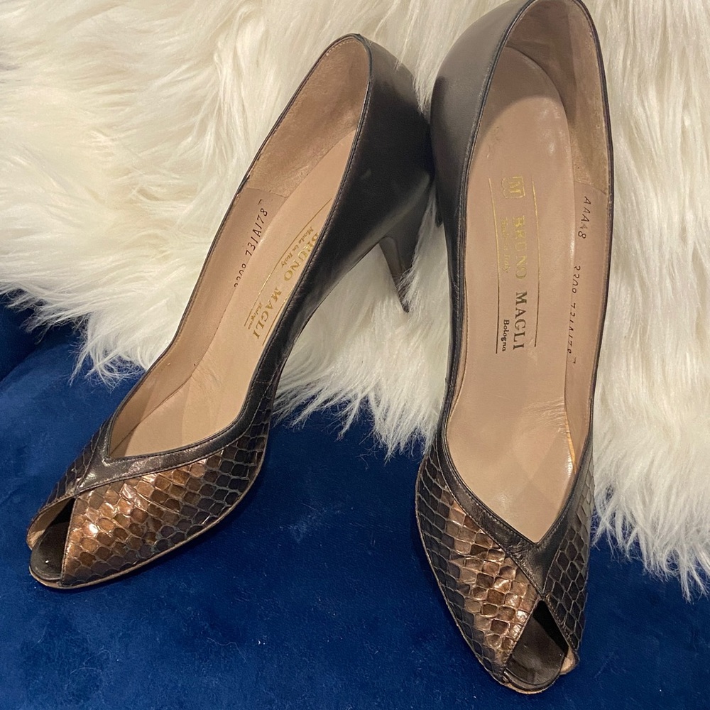 Bruno Magli Snakeskin Brown Peep-Toe Heels sz. 8Aaaa narrow 
MADE IN ITALY